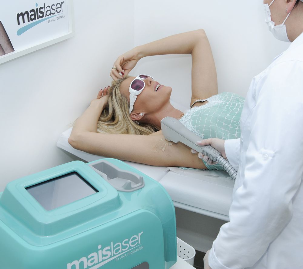 Ana Hickmann em sessão de depilação a laser nas axilas — Maislaser